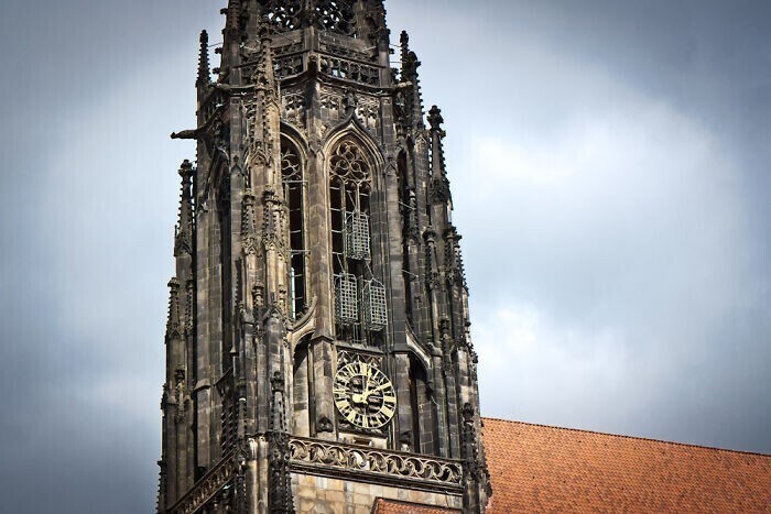 28. На соборе святого Ламберта в Мюнстере, Германия, все еще висят три клетки, в которых в 1536 году хранились расчлененные останки местных религиозных лидеров-еретиков