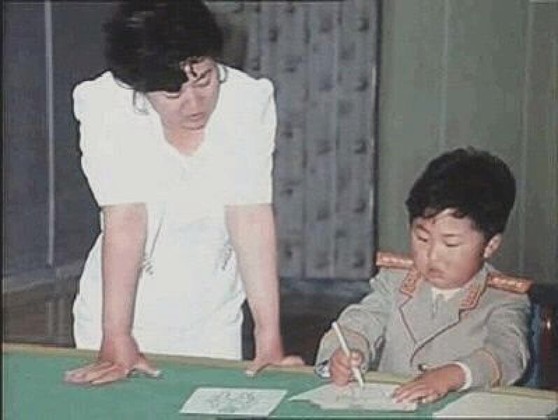Будущий Корейский военный деятель Ким Чен Ын и его первая учительница, 1990-е