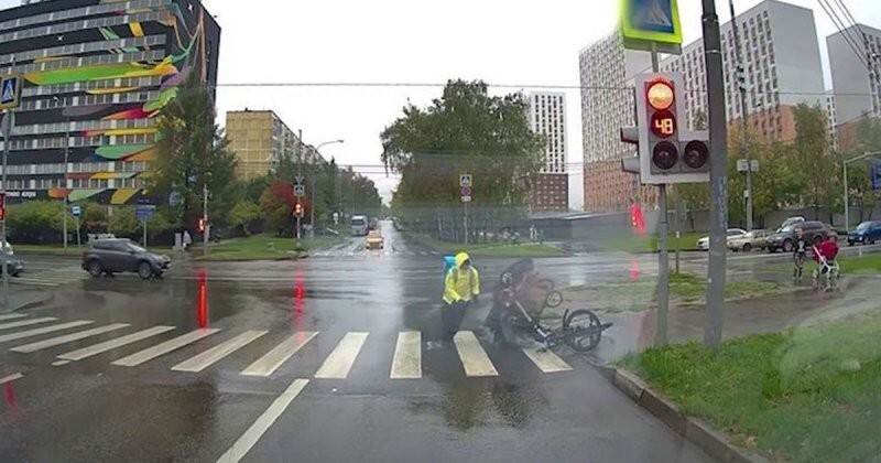 Велокурьер снес коляску с ребенком на юге Москвы