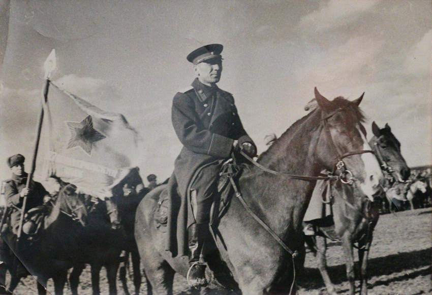 Единственный кавалерист, ставший дважды Героем Советского Союза в годы Великой Отечественной войны. Кто он?