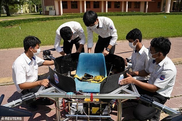 Студенты сделали самолет из стула