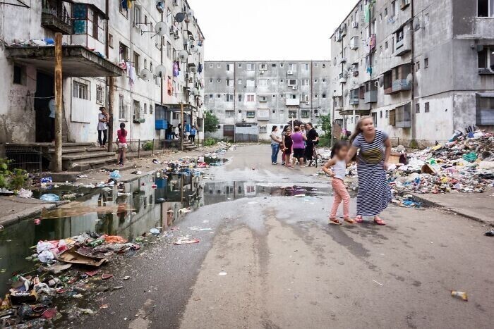 13. Ферентари, самый бедный район Бухареста, Румыния. Большинство квартир превратились в сквоты. В них нет электричества. И все это в Евросоюзе!