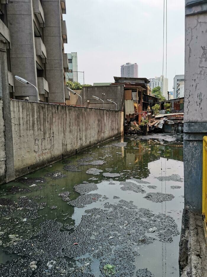 11. Грязный канал в Маниле, Филиппины