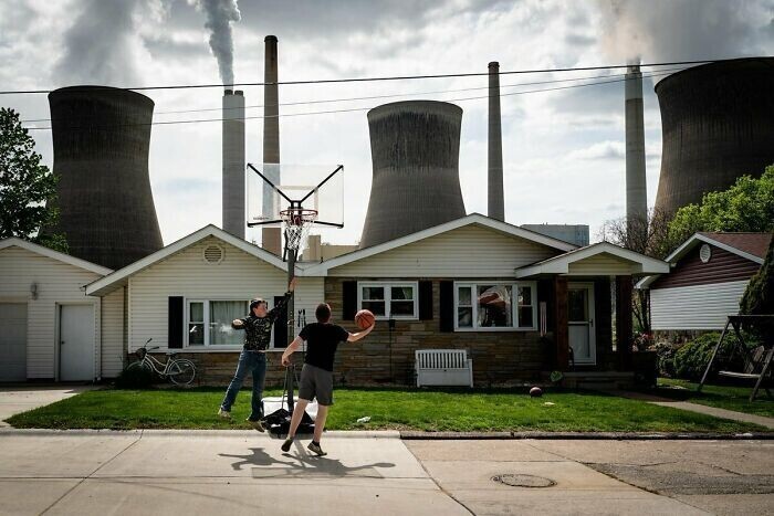 20. Дети играют в баскетбол возле угольной электростанции имени Джона Э. Амоса в Поке, Западная Вирджиния