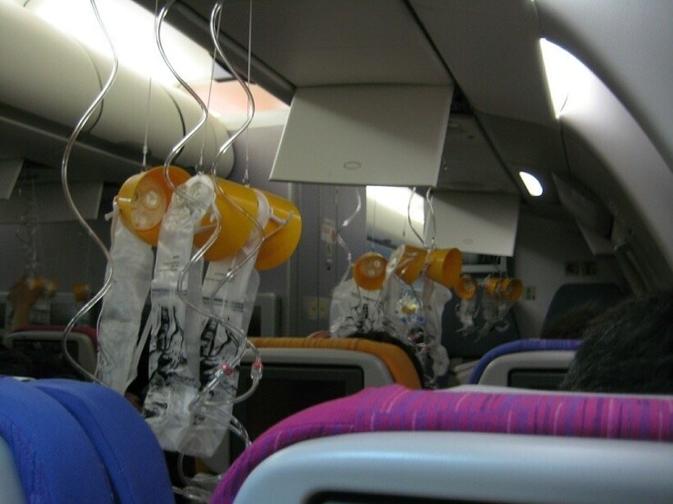 Почему кислородные маски в самолете на самом деле не содержат кислород