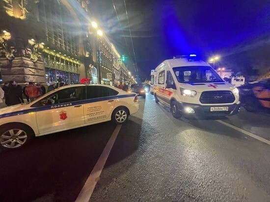 Лихач на BMW снес двух девушек на пешеходном переходе в Петербурге