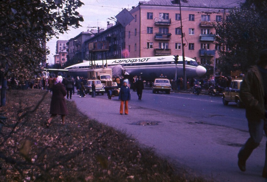 Ил-18 на улице Малышева, Свердловск, 1977 г. Транспортировка самолета на место будущей стоянки в парке Энгельса