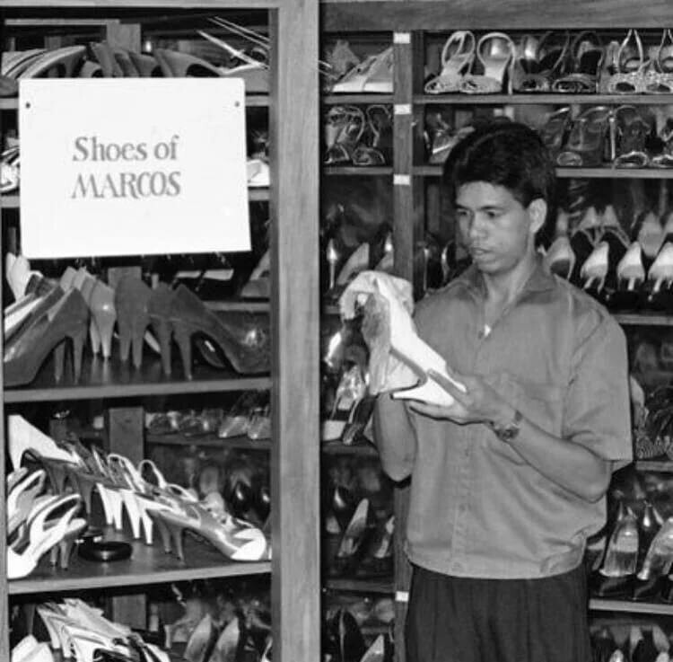 Обувная коллекция жены , свергнутого филиппинского диктатора, Фердинанда Маркоса , которая состояла из 2,5 тысяч пар . Манила , 1988 год