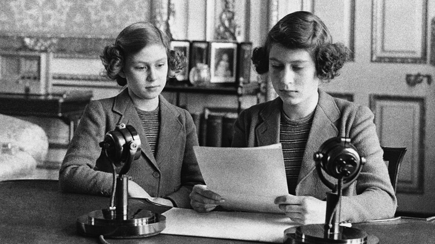 Принцессы Елизавета и Маргарет зачитывают обращение к детям Англии. 1940 год