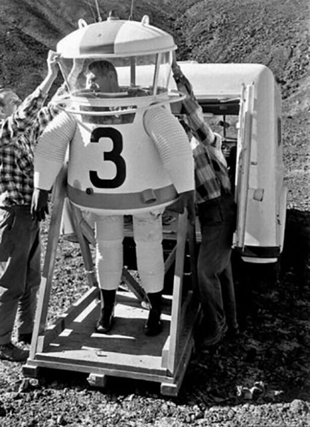 Испытание скафандра, предназначенного для выхода на поверхность Луны, 1962 год, США