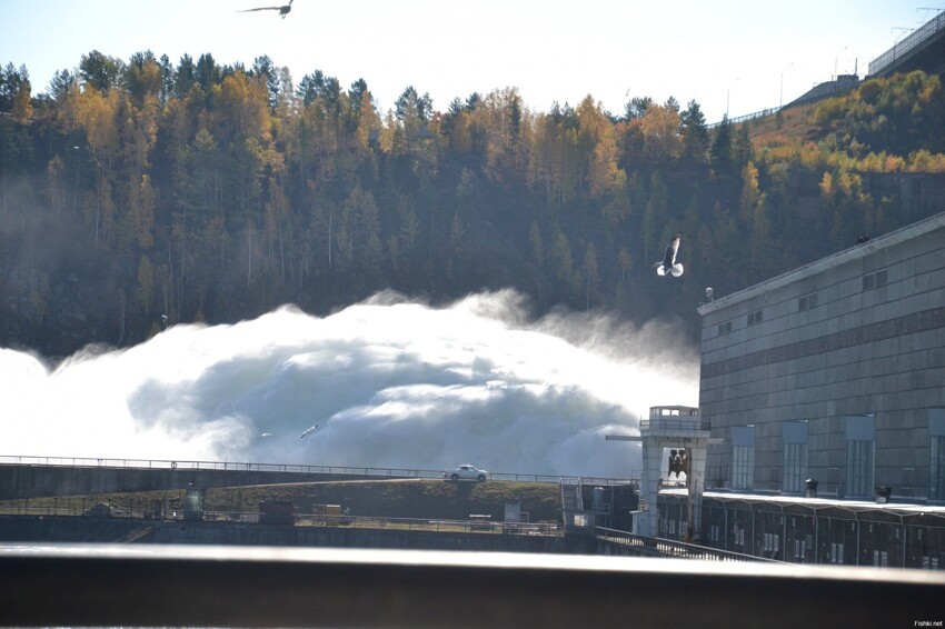 У нас на Братской ГЭС уже больше месяца идёт сброс воды