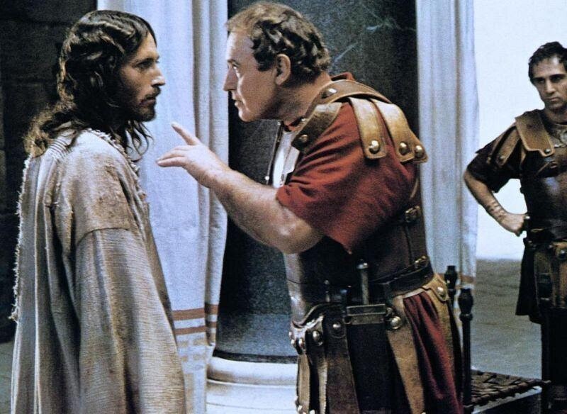 Иисус и Пилат. Кадр из мини-сериала «Иисус из Назарета», 1977