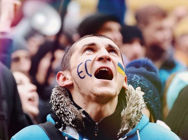 Пение на грани перформанса: украинский футболист своим «гiмном» взрывает Сеть