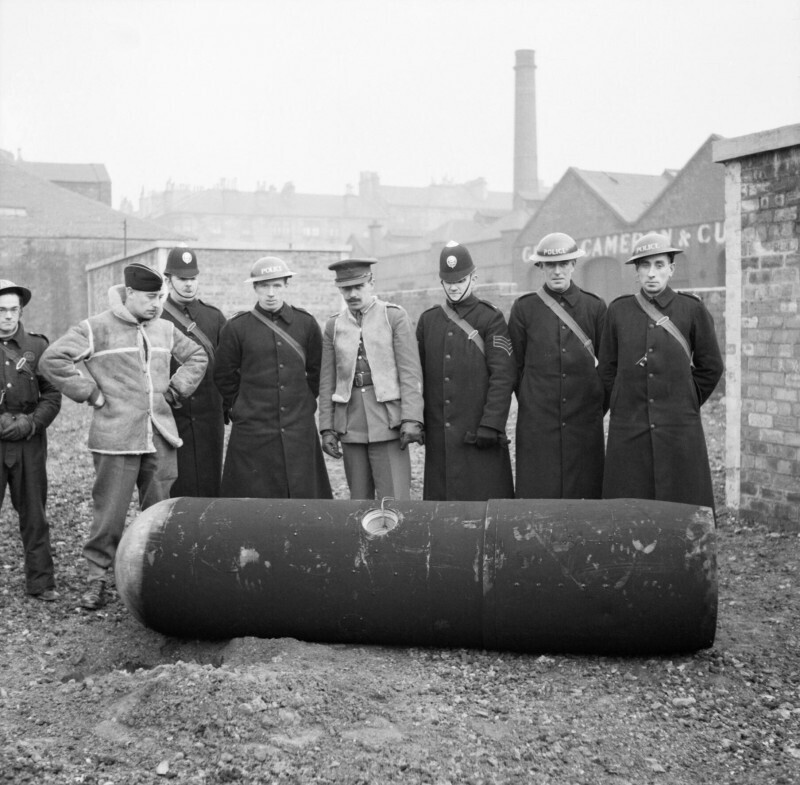 Британские офицеры с обезвреженной "люфтминой". Глазго, 18 марта 1941 года