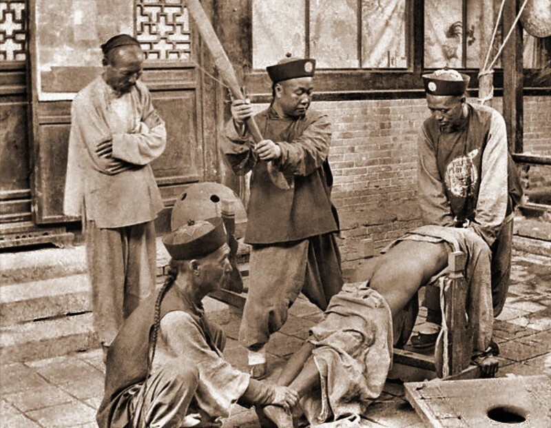 Телесные наказания нарушителя закона. Китай, 1900-е