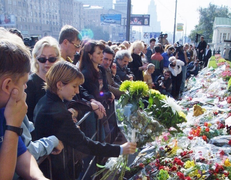 Россияне скорбят по погибшим в теракте 9/11 у посольства США в Москве, 13 сентября 2001 год