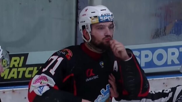 Украинский хоккеист показал темнокожему сопернику банан, и был удален с площадки до конца матча