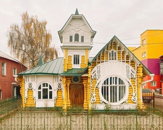  17 работ российского фотографа, снимающего старые дачи