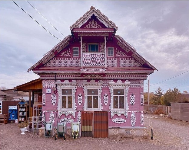  17 работ российского фотографа, снимающего старые дачи