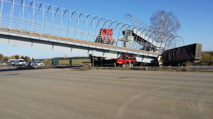В Пермском крае грузовик обрушил пешеходный мост