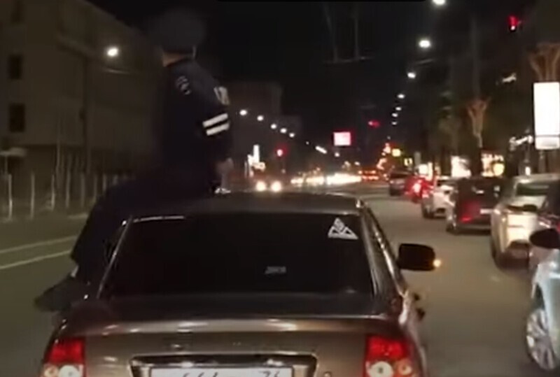Лжегаишник-тиктокер прокатился на крыше автомобиля по воронежскому проспекту