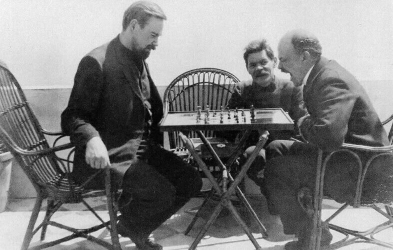 Максим Горький наблюдает, как Ленин и Александр Богданов играют в шахматы, остров Капри, 1908 год