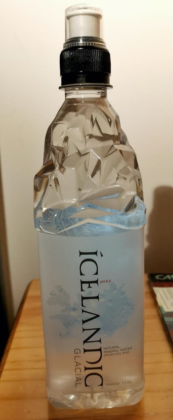 Бутылка воды, добытой с ледников