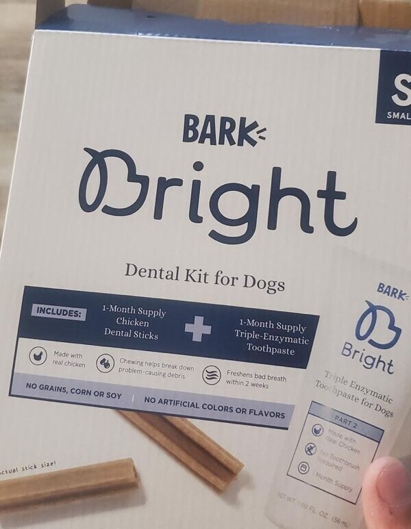 Не нужно уметь читать, чтобы понять: в этой упаковке - товары для собак. Обратите внимание на ИВ - собачий профиль и t, виляющую хвостом
