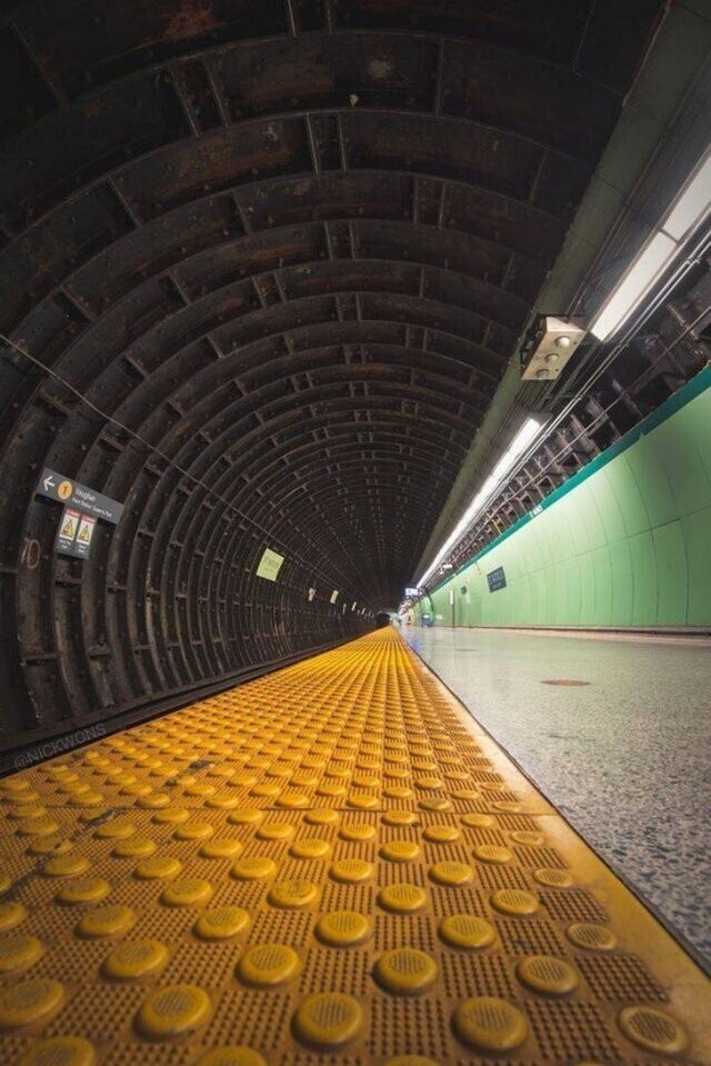 Фото станции метро в Торонто, Канада