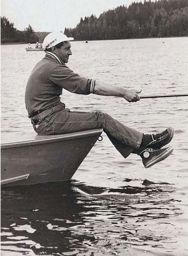 Снимок, на котором актёр Вячеслав Тихонов с удочкой на носу лодки, похоже, сделан на турбазе "Берег Валдая", где летом 1969 года отдыхала съёмочная группа фильма "Доживём до понедельника"
