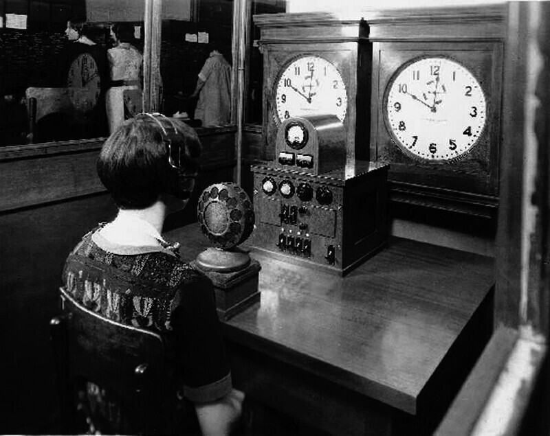 Оператор службы точного времени на телефонной станции. Чикаго. 1928 год