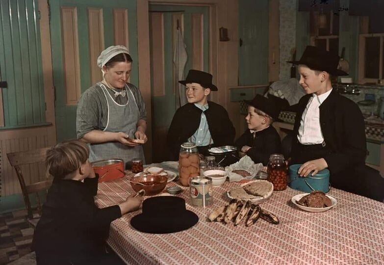 Мама с детьми на кухне. Амиши. Округ Ланкастер, штат Пенсильвания, США, 1938 год