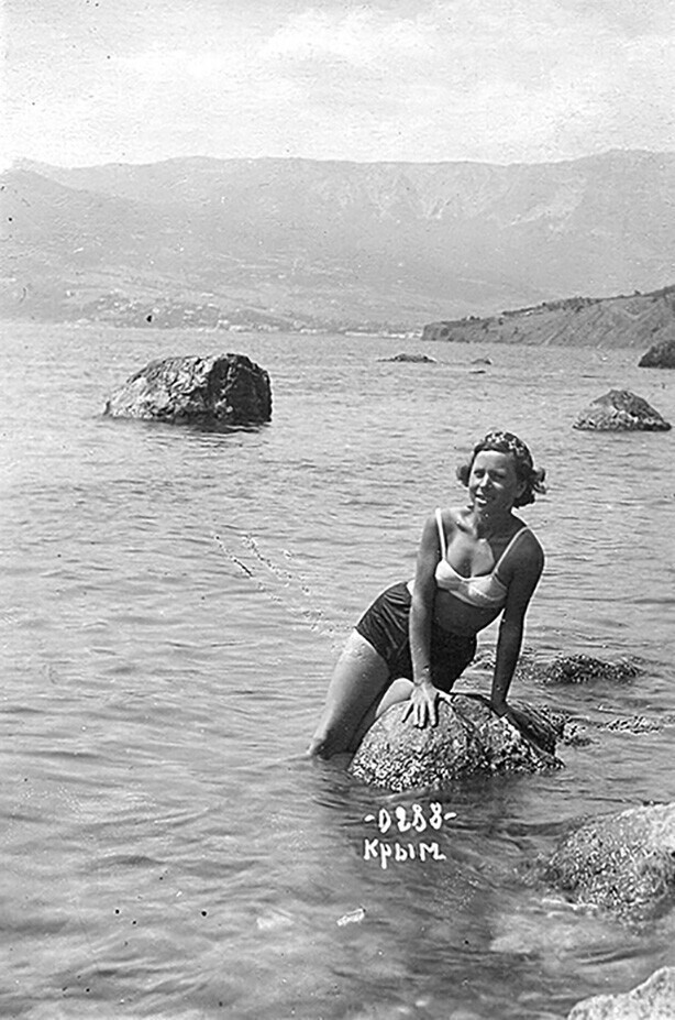 Купальщица, но не Пикассо...  Это Крым, июнь 1937 года