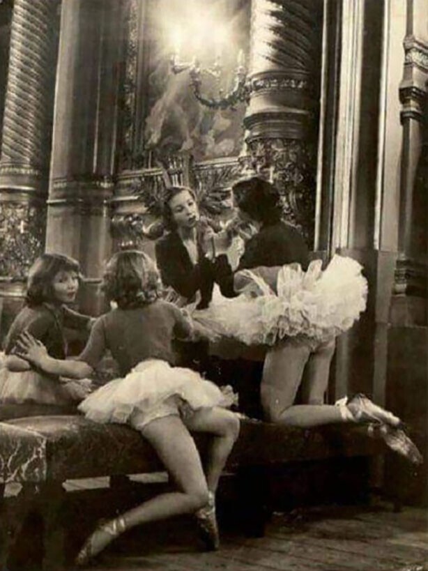 Марина Влади с сестрой Татьяной (будущей актрисой Одиль Версуа) в фойе парижской Оперы, 1949 год