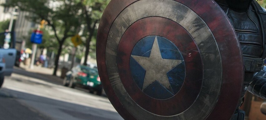 Из какого металла был изготовлен щит Капитана Америки?