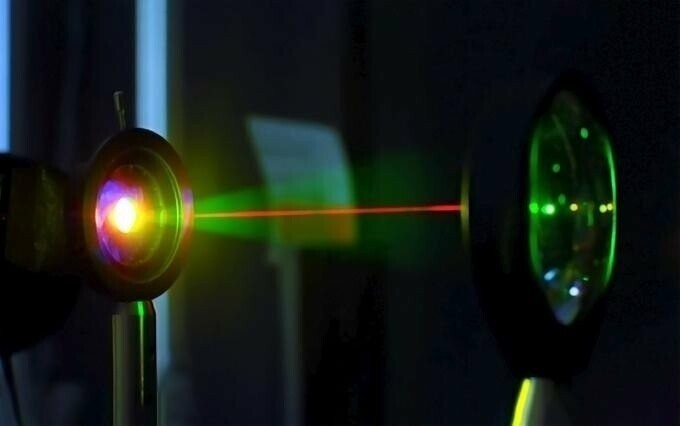 Новый «стеклянный» источник излучения поможет создавать высокоэффективные инфракрасные лазеры