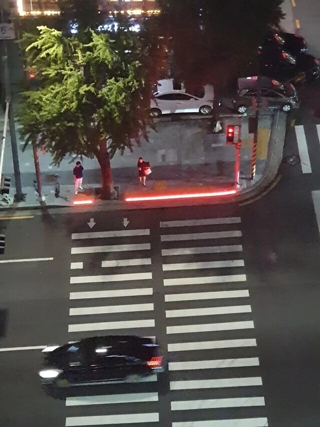 Пешеходные переходы в Южной Корее оснащены световыми полосами на земле, чтобы люди видели сигнал светофора  