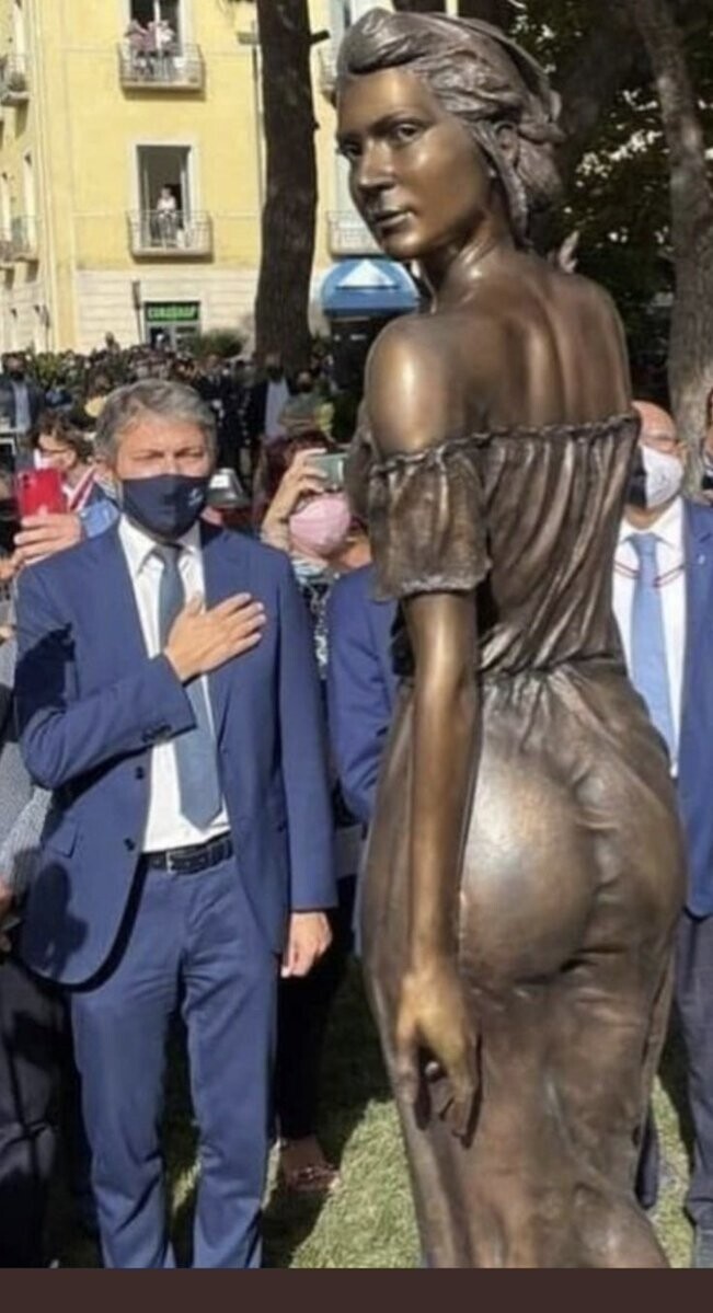 Сексапильная итальянская статуя кружит головы и разбивает сердца