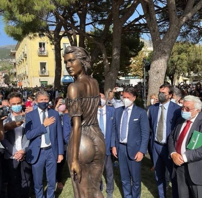 Сексапильная итальянская статуя кружит головы и разбивает сердца