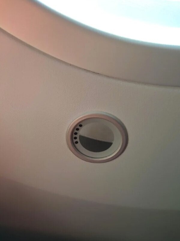 "Это пластиковое кольцо находилось в самолете под иллюминатором. Во внутреннем круге есть выступ, разделяющий две половины"