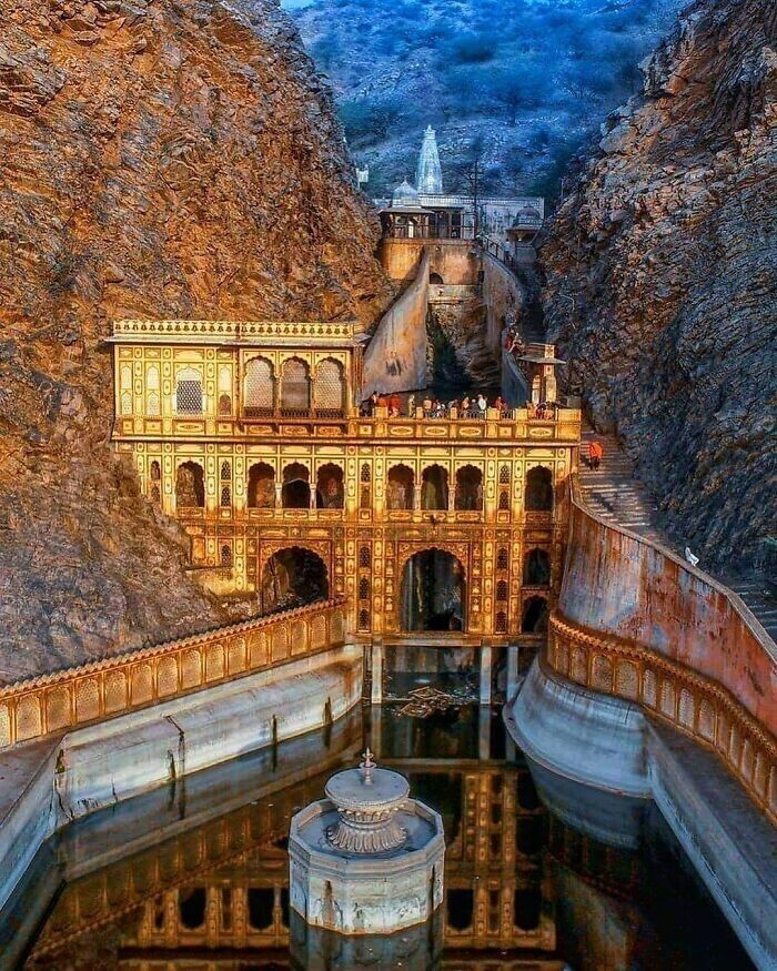42. Индуистский храм Галтаджи, расположенный на холмах Аравали в Джайпуре, Индия. В храмовом комплексе много природных пресноводных источников