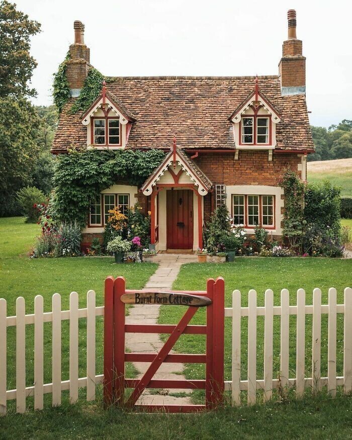 18. Коттедж Burnt Farm Cottage, построенный из красного кирпича в 1840-х годах, город Броксборн, Хартфордшир, Южная Англия