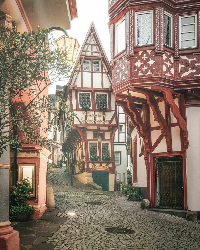 20. Spitzhäuschen, узкий фахверковый дом 1416 года постройки, Бернкастель-Кус, Германия