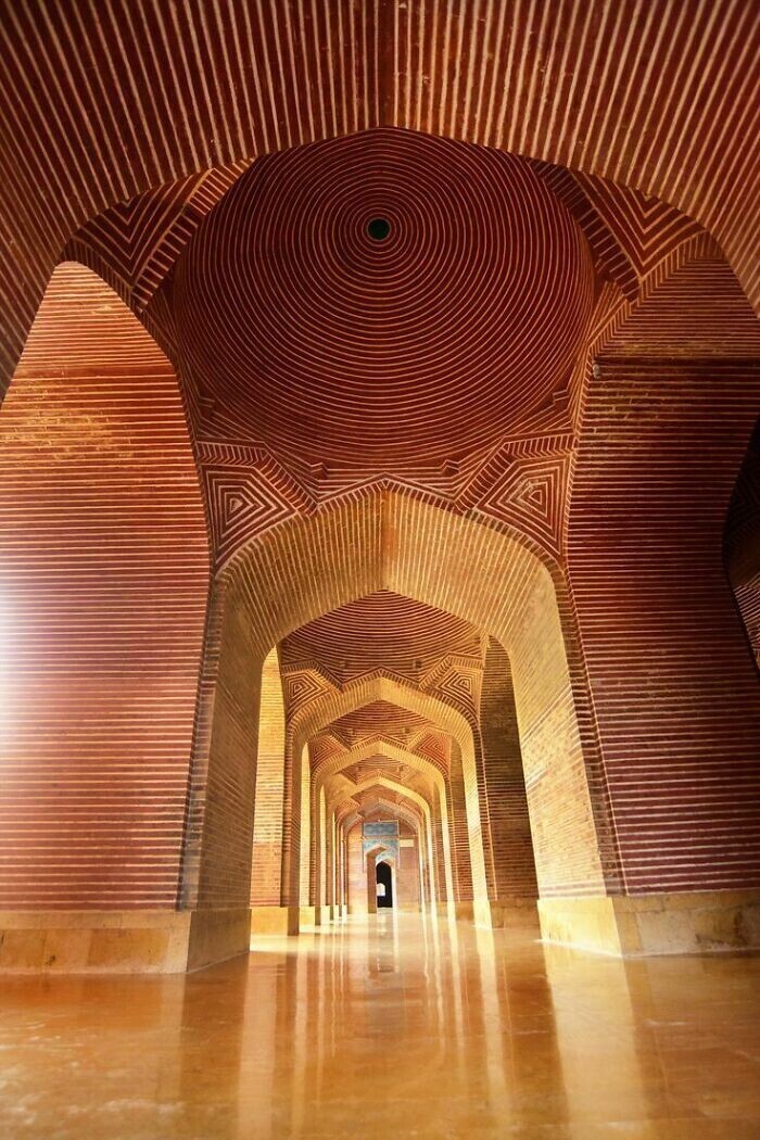 8. Мечеть Шах-Джахан XVII века в Пакистане, известная своей геометрической кирпичной кладкой
