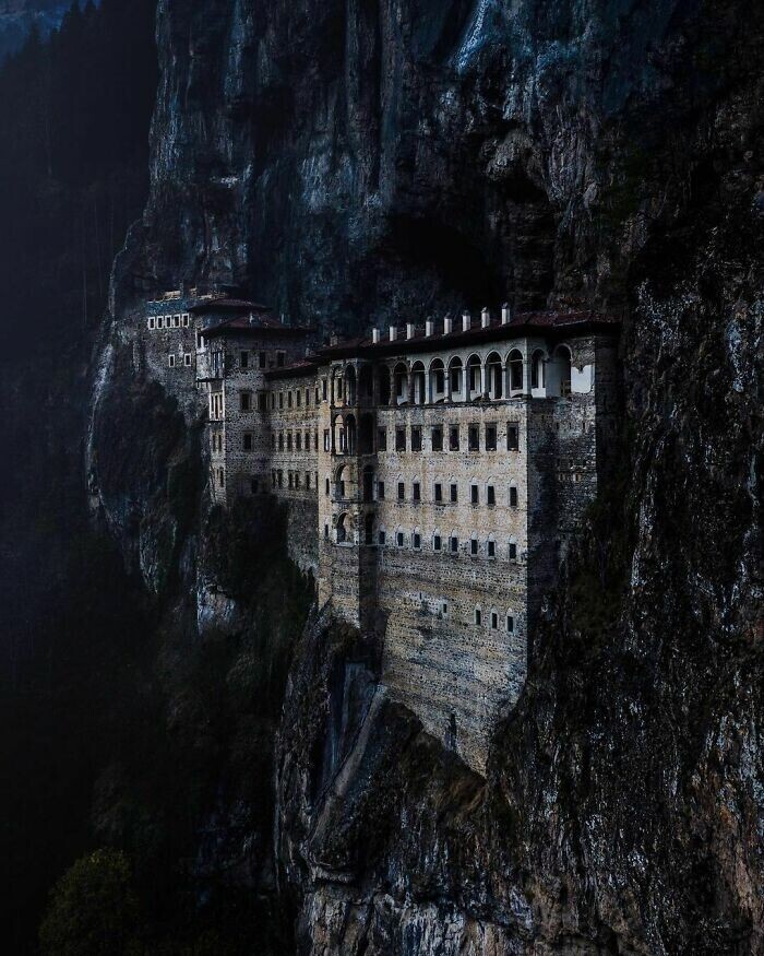 9. Монастырь Сумела, греческий православный монастырь, основанный около 386 г. н.э., расположенный на крутом утесе на высоте 1200 метров, провинция Трабзон, Турция