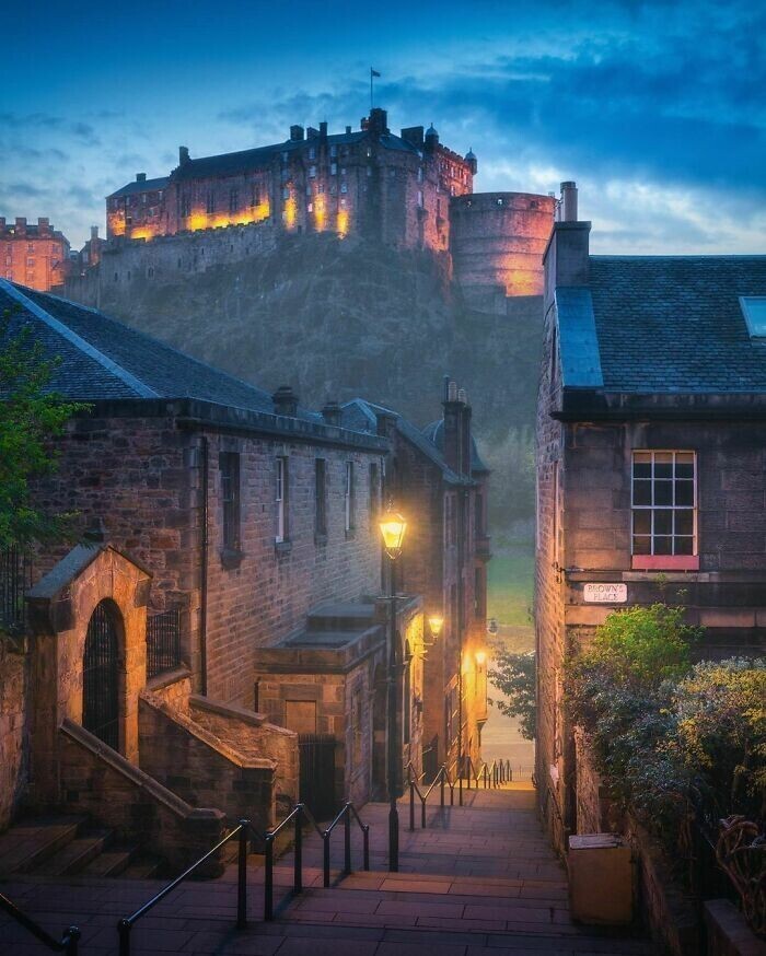 27. Эдинбургский замок, вид с лестницы Веннель в Старом городе, Эдинбург, Шотландия