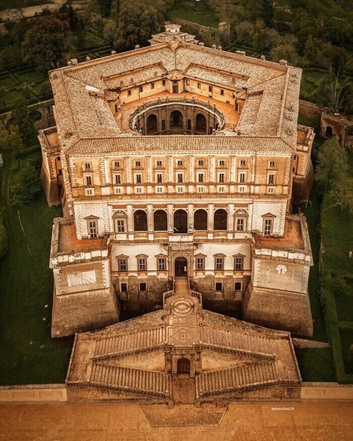45. Вилла Фарнезе, пятиугольный особняк XVI века в стиле ренессанс, построенный на фундаменте крепости в городе Капрарола, Италия