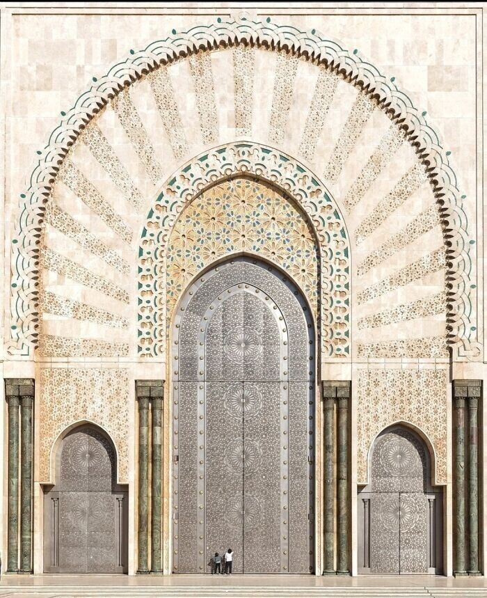38. Дети, стоящие перед одной из главных дверей мечети Хасана II, Касабланка, Марокко