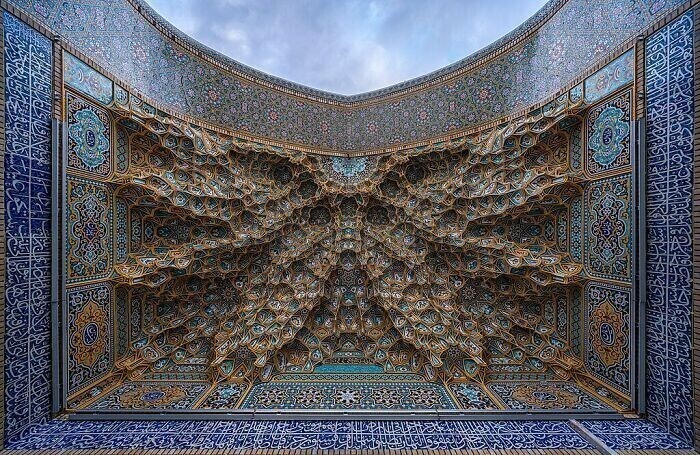 41. Сводчатый потолок айван в храме Фатима Масуме в Иране