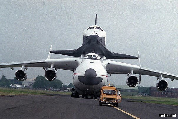 Советский транспортный самолёт Ан-225 «Мрия» несет на себе космический корабл...